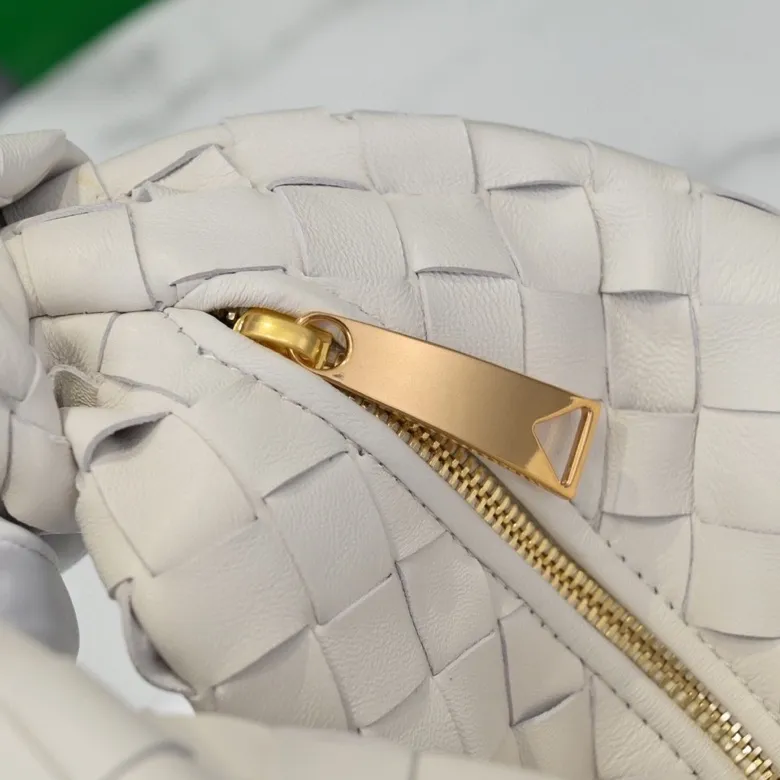 Batch 1120 BV Bottega Veneta's new early spring women's MINI JODIE handbag BV bag 🔥The new method is based on the original rounded corners, knotted with classic woven leather round hobo bag, The most iconic triangular pull-out design, using sheepskin draped soft shape, is super suitable for concave shapes~ Jodie feels really gentle to people, and is definitely the best item for daily matching. It has the same weave, new elements and twists, is compact and versatile, and is the new favorite of street style Internet celebrities! Dimensions: 23x28x8 Model: 6699-1